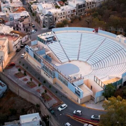 Δωρεάν μεταφορά θεατών προς το Βεάκειο από τον Δήμο Πειραιά - Πλούσιο πρόγραμμα Σεπτεμβρίου με συναυλίες, θέατρο και ειδικές εκδηλώσεις στο ιστορικό θέατρο