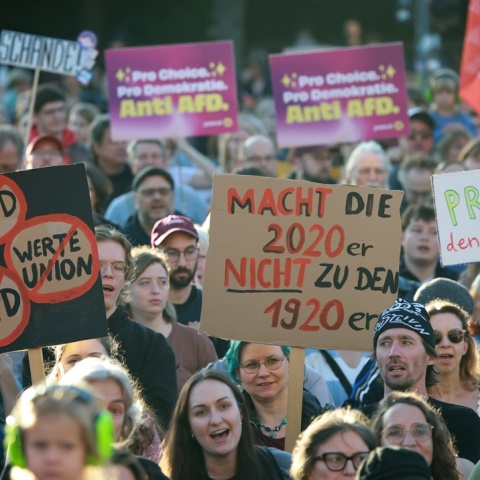 Γερμανία: Χιλιάδες διαδηλωτές κατά του AfD μετά το εκλογικό «σοκ» και ενόψει των νέων αναμετρήσεων