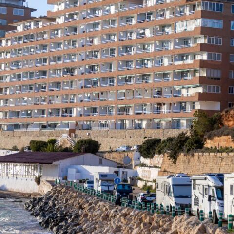Νέο πλαίσιο της ΕΕ δίνει μεγαλύτερη νομική ασφάλεια στις πόλεις για περιορισμούς στις βραχυχρόνιες μισθώσεις τύπου Airbnb.