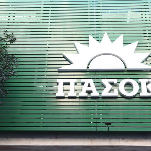 Το ΠΑΣΟΚ απαντά στον Μαρινάκη: «Ο πνιγμένος από τα μαλλιά του πιάνεται» 