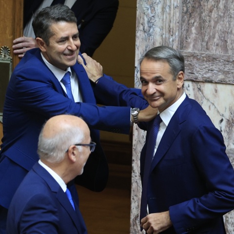 Γιώργος Μυλωνάκης και Κυριάκος Μητσοτάκης στη Βουλή