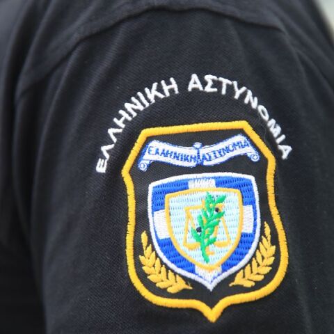 Ρόδος: 43χρονη εργαζόμενη φέρεται να αφαιρούσε συστηματικά χρήματα από τις εισπράξεις επιχείρησης - Συνελήφθη μετά από καταγγελία του εργοδότη της.
