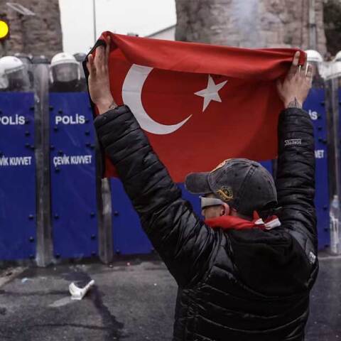 Διαδηλωτής με την τουρκική σημαία μπροστά σε αστυνομικούς
