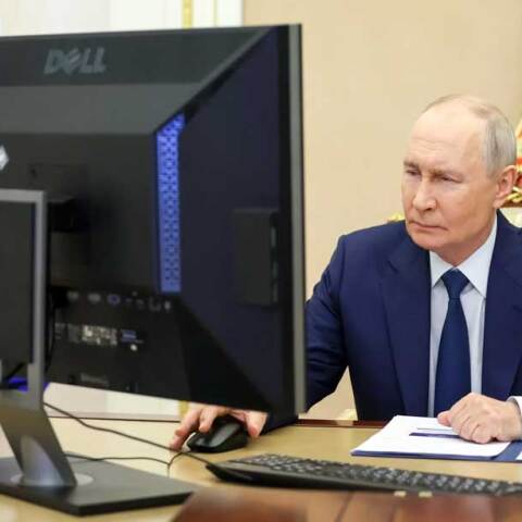 Ο Βλαντίμιρ Πούτιν ψηφίζει online τις βουλευτικές εκλογές της Ρωσίας