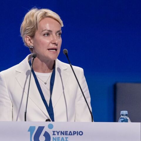 Η Σδούκου καταγγέλλει τον Φαραντούρη για σεξιστική επίθεση 