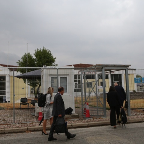 Στιγμιότυπο από το κτιριο όπου εκδικάζεται η υπόθεση στα Τέμπη