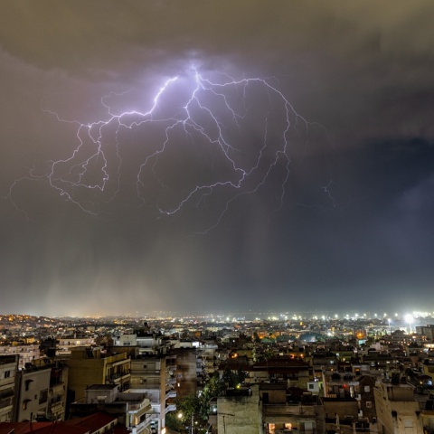 Αστραπή στον νυχτερινό ουρανό της Θεσσαλονίκης