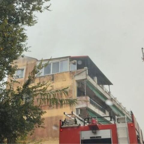 Ισχυρή νεροποντή και χαλαζόπτωση έπληξαν την Κέρκυρα, προκαλώντας φωτιά σε δώμα από κεραυνό και προβλήματα στις αεροπορικές μετακινήσεις.