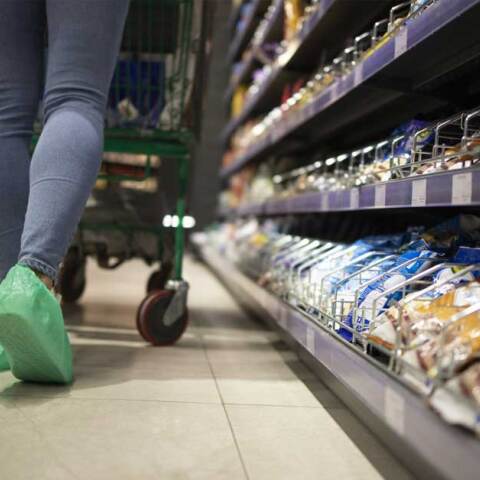 Γυναίκα κάνει τα ψώνια της στο σούπερ μάρκετ