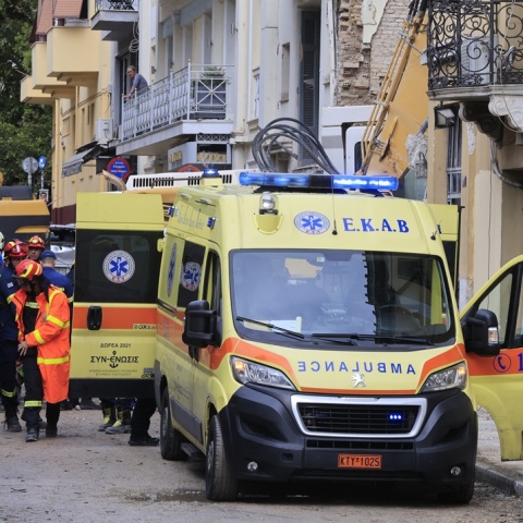 Ασθενοφόρο στο σημείο της κατάρρευσης του κτιρίου στην Πλάκα