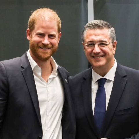 Ο Απόστολος Τζιτζικώστας με τον πρίγκιπα Χάρι
