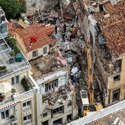 Το σημείο της κατάρρευσης του κτιρίου στην οδό Λυσικράτους στην Πλάκα