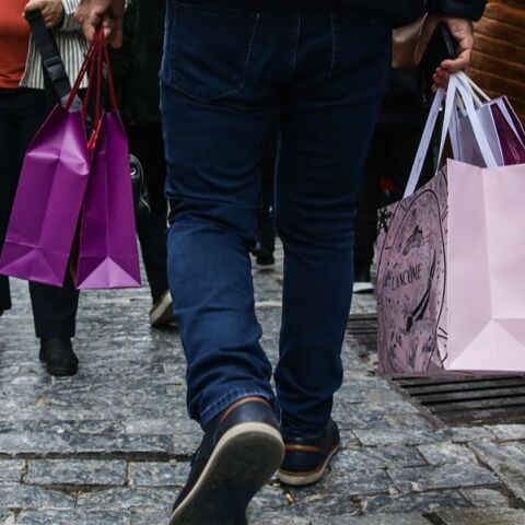Πόσα ξοδεύουν οι Έλληνες για ρούχα και παπούτσια