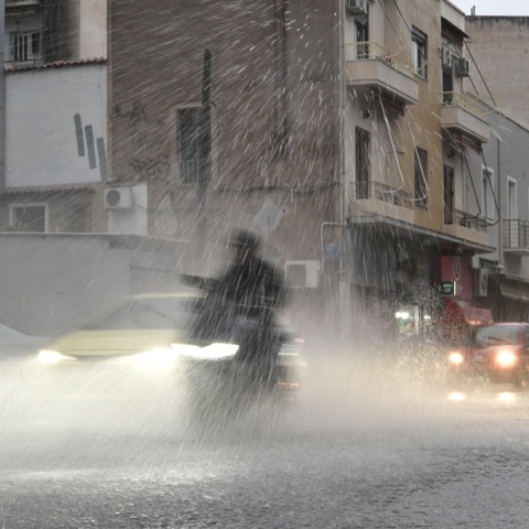 Καταιγίδα και άτομο σε μηχανάκι εν μέσω αυτής