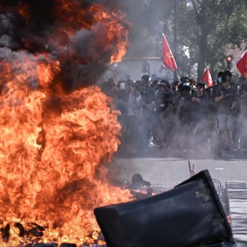 Χάος στη Γαλλία: Εξαπλώνονται οι μαθητικές κινητοποιήσεις, 2.000 προσαγωγές, 305 τραυματίες αστυνομικοί