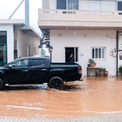 Καιρός: Σε «πορτοκαλί» υποβαθμίζεται από το απόγευμα του Σαββάτου το έκτακτο δελτίο, με βροχές στο νότιο Αιγαίο και ανέμους έως 9 μποφόρ.