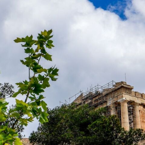 Ο καιρός σήμερα: Τοπικές βροχές στα ανατολικά, καταιγίδες σε Κρήτη και Δωδεκάνησα, πτώση θερμοκρασίας και θυελλώδεις βοριάδες έως 8 μποφόρ.