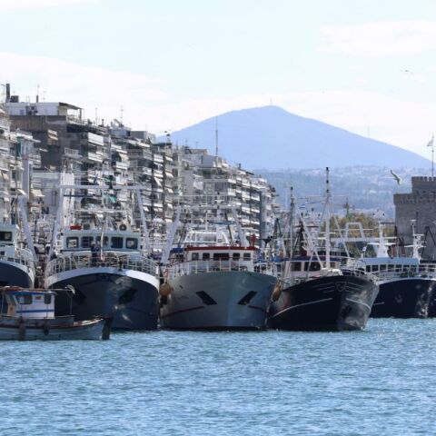 Σε αποκλεισμό του λιμανιού Θεσσαλονίκης προχωρούν οι αλιείς, με δεκάδες σκάφη στον Θερμαϊκό να διαμαρτύρονται για το κόστος πετρελαίου.