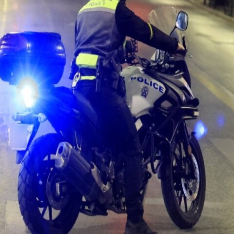 Τροχονόμος πάνω σε μηχανή