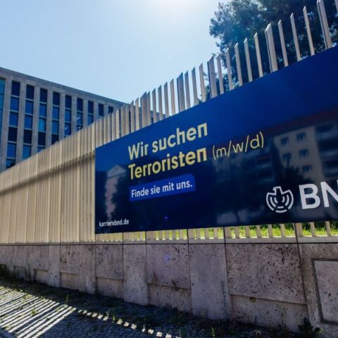 Συνελήφθη στη Γερμανία ο πρώην αρχηγός της BND, Άουγκουστ Χάνινγκ, κατηγορούμενος για αγορά και μεταπώληση απόρρητων κρατικών εγγράφων.