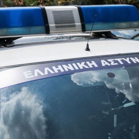 Σύλληψη δύο ατόμων στη Θεσσαλονίκη μετά από αστυνομική καταδίωξη - Εντοπίστηκαν όπλο, 15 φυσίγγια, κοκαΐνη και κλεμμένο κινητό.