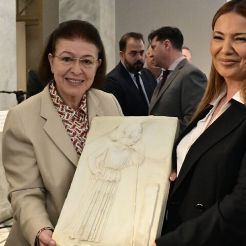 Είκοσι δύο παράνομα διακινηθείσες αρχαιότητες επιστράφηκαν στην Ελλάδα από το Ισραήλ, σε τελετή στο Εθνικό Αρχαιολογικό Μουσείο.