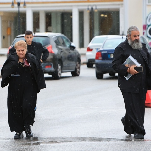 Οι γονείς του Κυπριανού Παπαϊωάννου προσέρχονται στη δίκη για τα Τέμπη