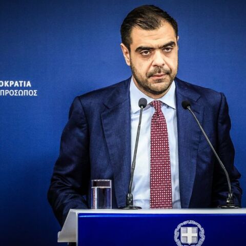 Αύξηση 30% στο επίδομα θέρμανσης και διεύρυνση των εισοδηματικών κριτηρίων προανήγγειλε ο Παύλος Μαρινάκης, με την ενίσχυση να φτάνει έως τα 1.560 ευρώ.