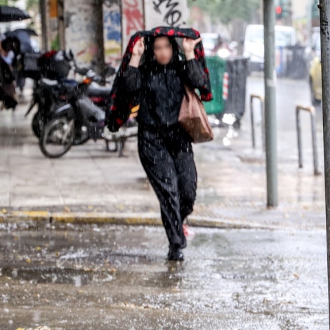 Γυναίκα εν μέσω καταιγίδας στην Αθήνα