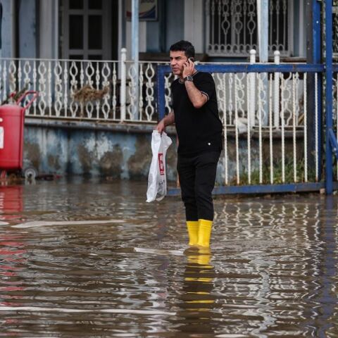 Τουρκία: Τρεις νεκρούς, τέσσερις αγνοούμενους και χιλιάδες εγκλωβισμένους άφησε πίσω της η χειρότερη νεροποντή των τελευταίων 84 ετών στην Κωνσταντινούπολη.