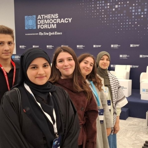Teens for Democracy: Η γενιά που μεγάλωσε μέσα στον αλγόριθμο τον κοιτάζει πλέον με καχυποψία