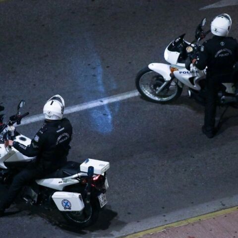 Επεισοδιακή σύλληψη 18χρονου διακινητή στη Θεσσαλονίκη, ο οποίος προσέκρουσε σε περιπολικά στην Εγνατία Οδό μεταφέροντας τέσσερις Αφγανούς.