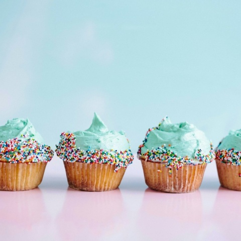Cupcake στη σειρά ακουμπησμένα σε τραπέζι