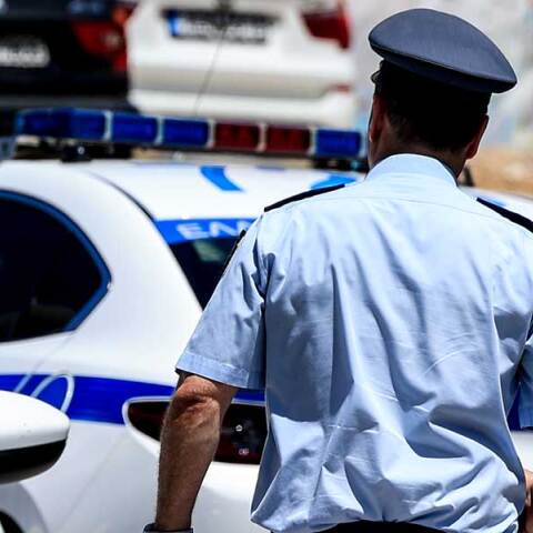 Αστυνομικός κατευθύνεται στο περιπολικό