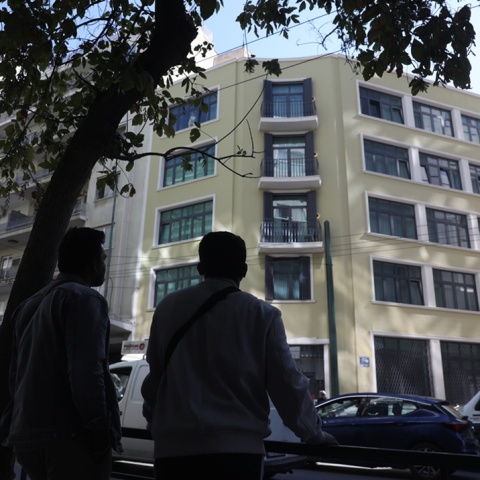 Συναγερμός για την πτώση ατόμου από κτίριο στην Ομόνοια