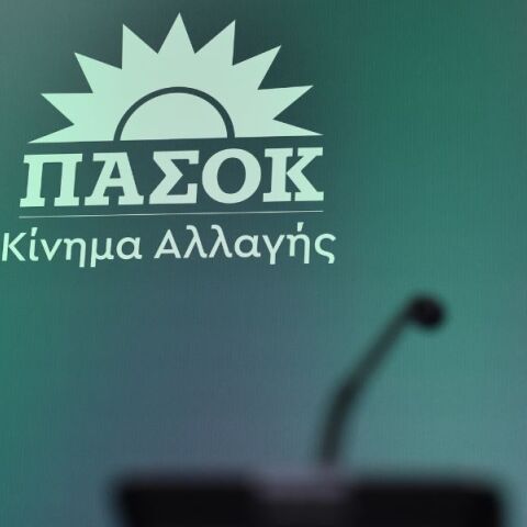 Το ΠΑΣΟΚ εξαπέλυσε επίθεση στον Αλέξη Τσίπρα για τη συνέντευξή του, καταλογίζοντάς του νεοφιλελεύθερη μετάλλαξη και σύγκλιση με τον Κυριάκο Μητσοτάκη.