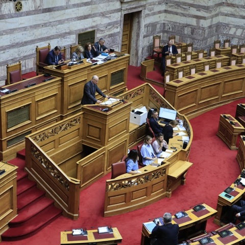 Από την πολιτική ρήξη στην πολιτική ευθύνη: Η διαχρονική μετάλλαξη του δημόσιου λόγου