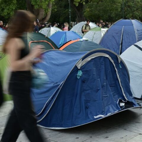 Φοιτητές στήνουν σκηνές στο Σύνταγμα ξεκινώντας διήμερο κινητοποιήσεων, ενόψει του πανεκπαιδευτικού συλλαλητήριου σε όλη τη χώρα.