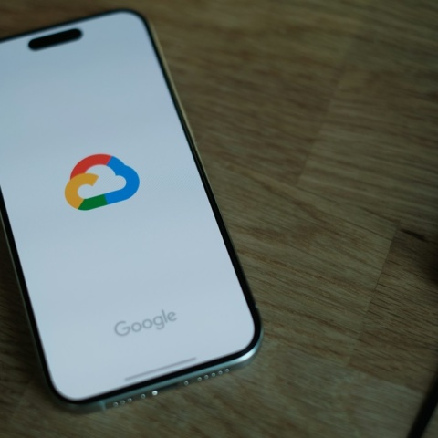 Το λογότυπο του Google Cloud στην οθόνη κινητού