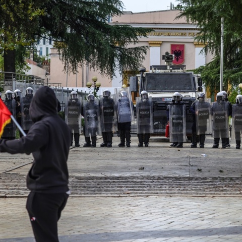 Παραταγμένοι αστυνομικοί έξω από το Κοινοβούλιο της Αλβανίας