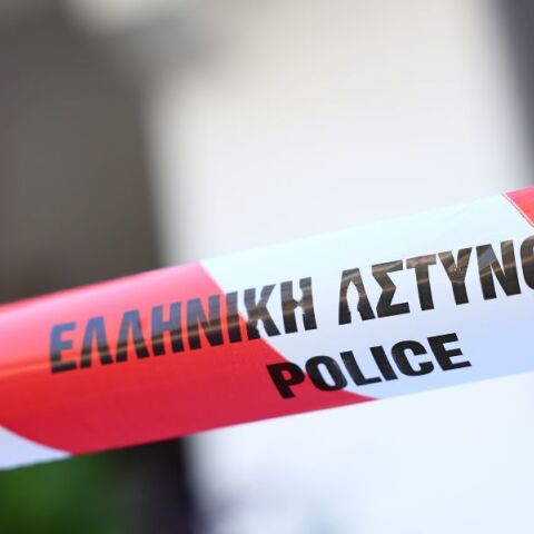 Έληξε ο συναγερμός στην οδό Σισίνη στο κέντρο της Αθήνας, καθώς το ύποπτο αντικείμενο που ελέγχθηκε από τις Αρχές περιείχε τρόφιμα.