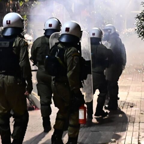 Επεισόδια στα Εξάρχεια με φωτιές σε κάδους και επιθέσεις με πέτρες - Η Αστυνομία προχώρησε σε δύο συλλήψεις και εννέα προσαγωγές.