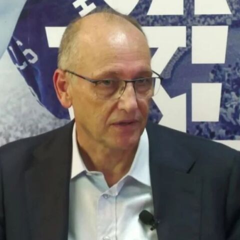 Σκάνδαλο μπάσκετ: Ο Βαγγέλης Λιόλιος παραιτήθηκε από πρόεδρος της ΕΟΚ πριν απολογηθεί στον ανακριτή, δηλώνοντας αποχή μέχρι τη διαλεύκανση της υπόθεσης.