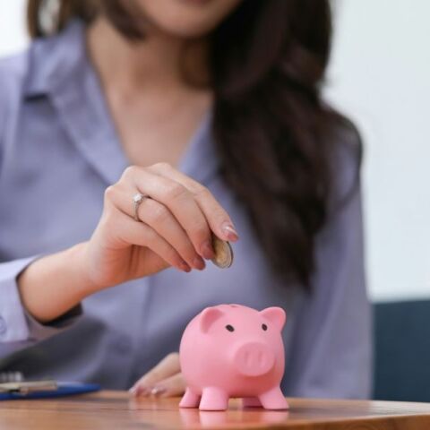 Αύξηση 3,7% σημείωσε το διαθέσιμο εισόδημα που είχαν τα νοικοκυριά το 2025 στα 165,4 δισ. ευρώ, σύμφωνα με τα στοιχεία της ΕΛΣΤΑΤ.