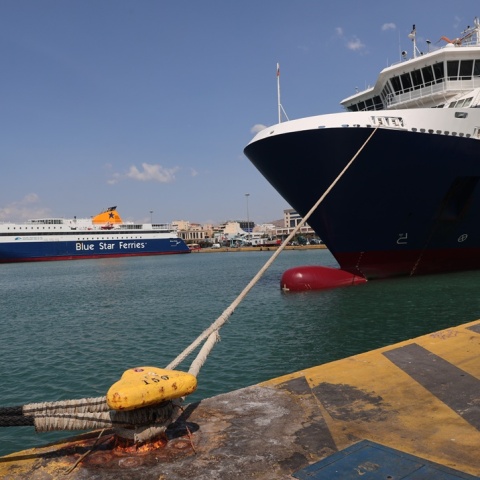 Δεμένο πλοίο σε κάβο στο λιμάνι του Πειραιά