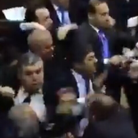 Καρέ καρέ το άγριο ξύλο στο Κοινοβούλιο μεταξύ βουλευτών στην Αρμενία