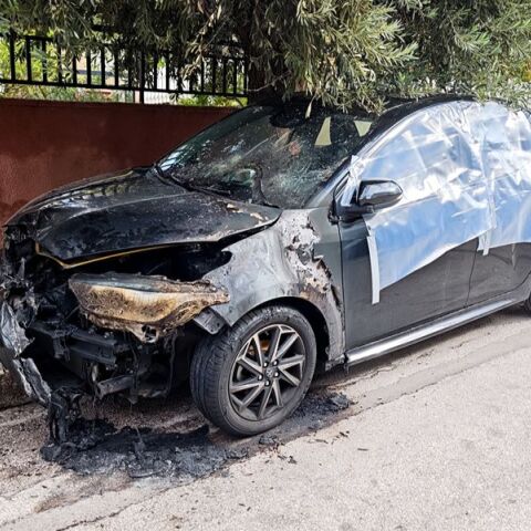 Σε διαθεσιμότητα με εντολή Δένδια ο αξιωματικός του Πολεμικού Ναυτικού που πυρπόλησε τα σπίτια πρώην συντρόφων του
