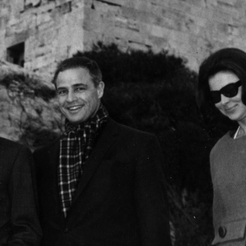 Ο Marlon Brando στην Αθήνα το 1965: Ο αμερικανός σταρ του κινηματογράφου επισκέπτεται την Ακρόπολη με τον εξόριστο τότε σκηνοθέτη του Hollywood Jules Dassin. Πίσω τους τα Προπύλαια της Ακρόπολης / (Photo by Keystone/Getty Images)