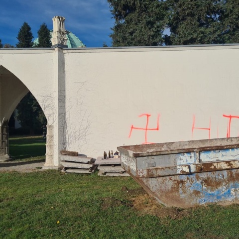 Αυστρία: Πυρκαγιά στον εβραϊκό τομέα του νεκροταφείου της Βιέννης - Έρευνα για αντισημιτική επίθεση - Βεβηλώθηκε αντιναζιστικό μνημείο και στη Ρώμη.