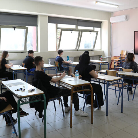 Εθνικό Απολυτήριο: Ολημερίς το χτίζανε, το βράδυ γκρεμιζόταν